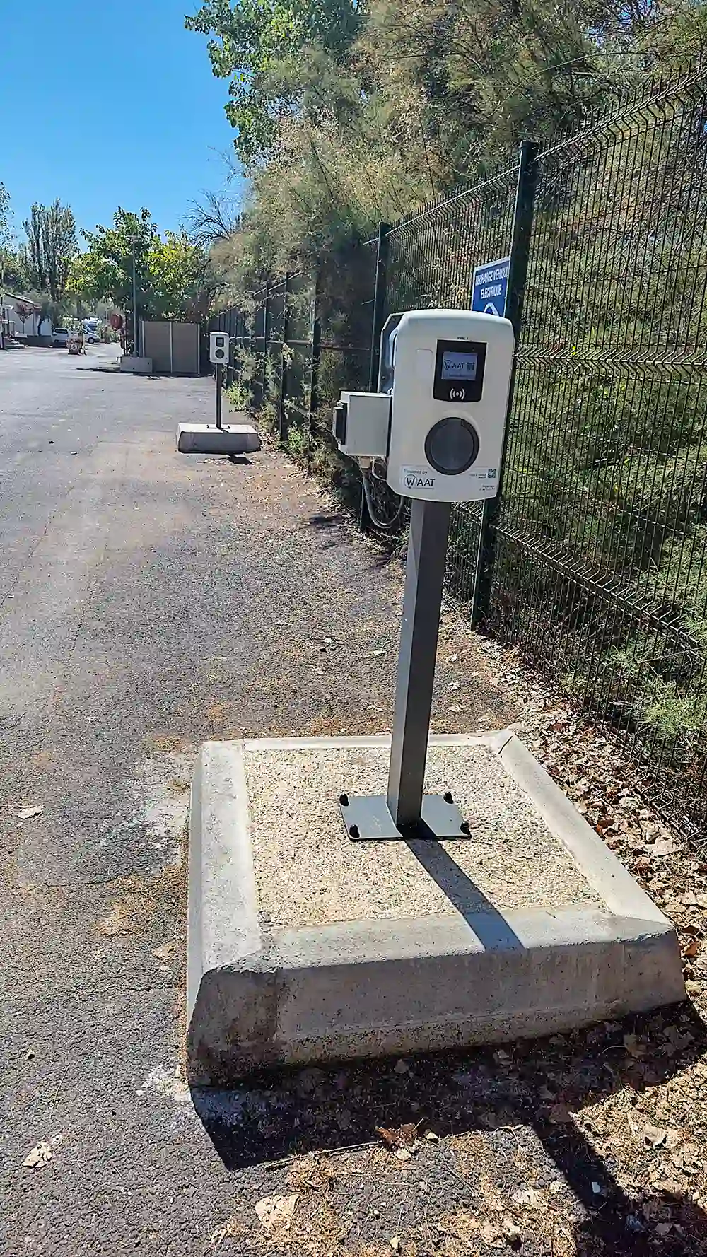 deux bornes electriques pour quatre voitures sur le camping la plage